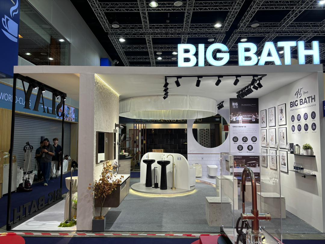 BIG BATH exhibition booth displaying bathroom basins, toilets and fittings