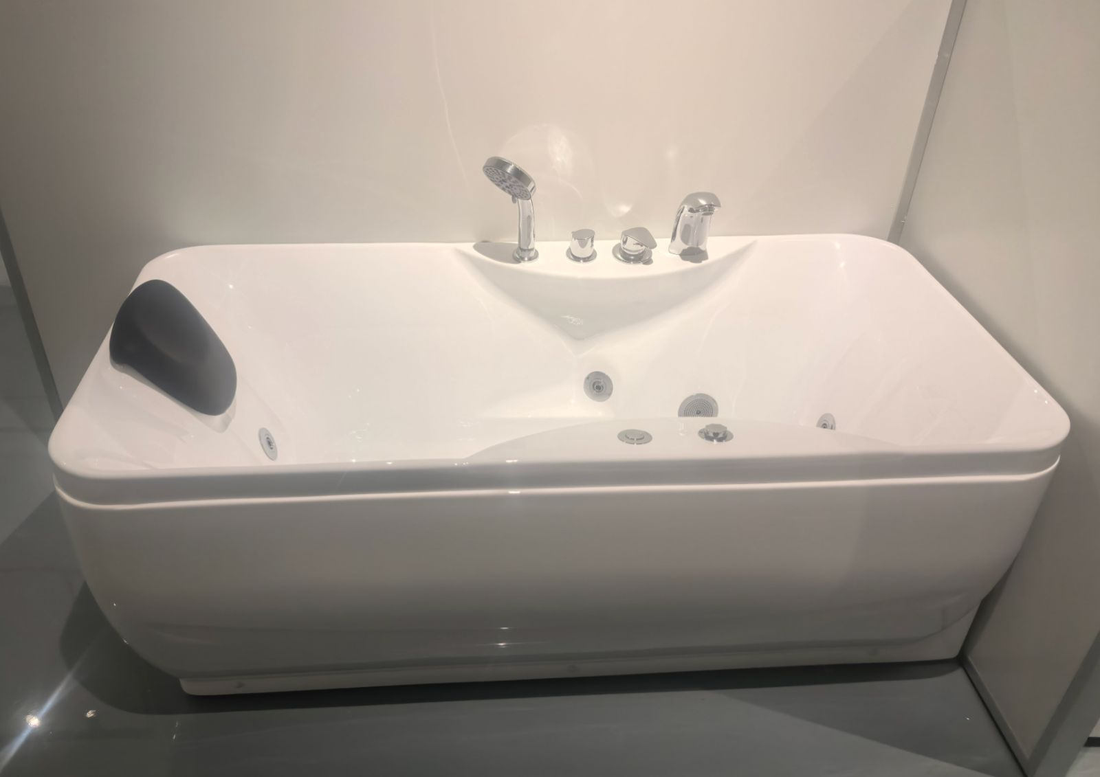 Massage Bath Tub with Faucet Set c/w 6 pcs Middle Jets - White