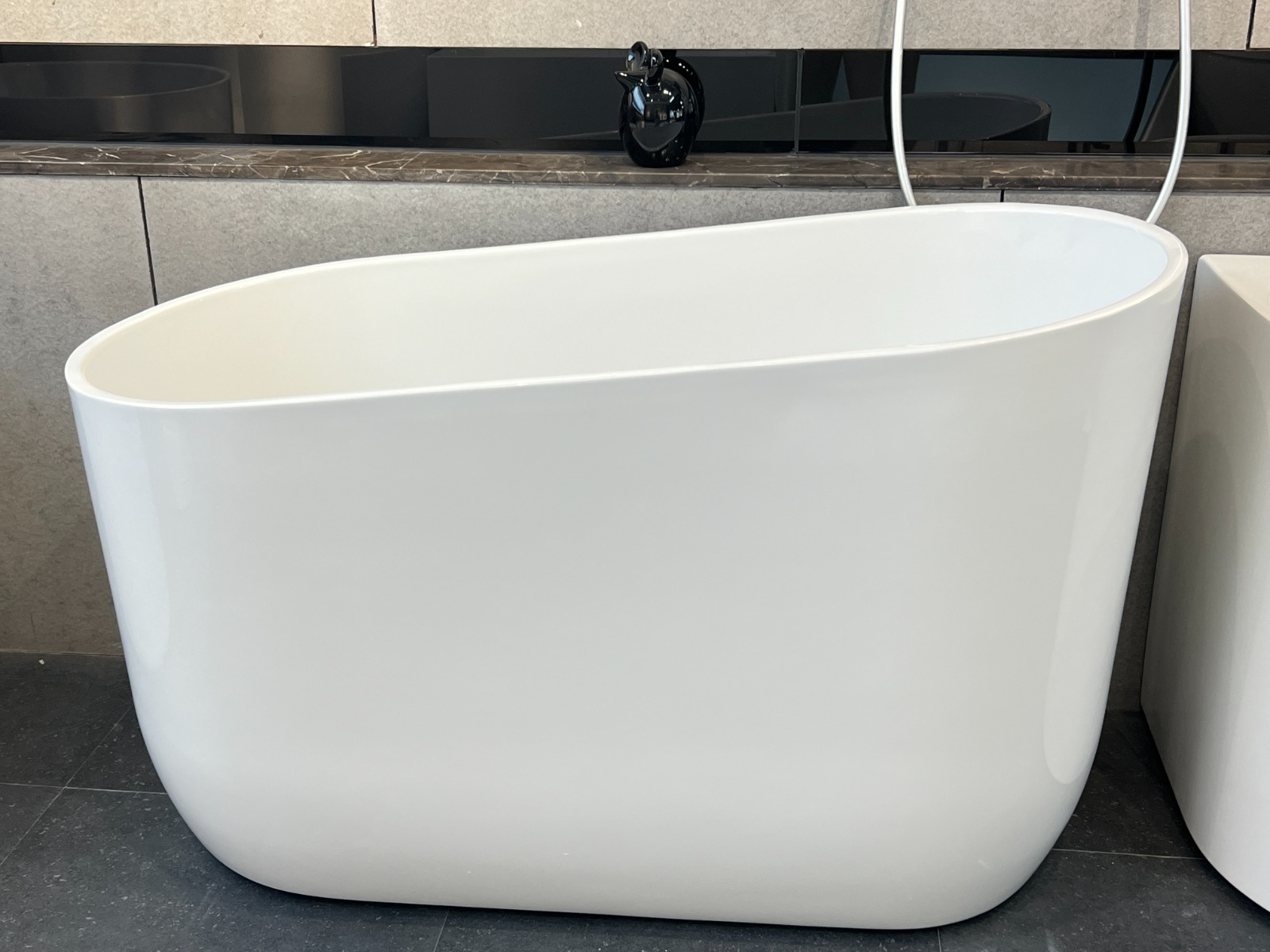 Free Standing Bathtub c/w Waste - White